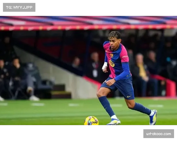 巴萨小将亚马尔在训练中加练禁区两侧的传中球，以丰富球队破密集手段